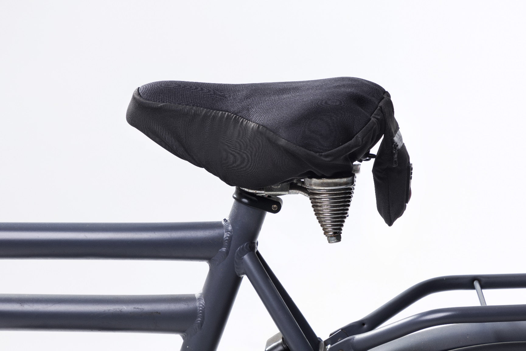 Vyhrievaný poťah sedla cestovného bicykla